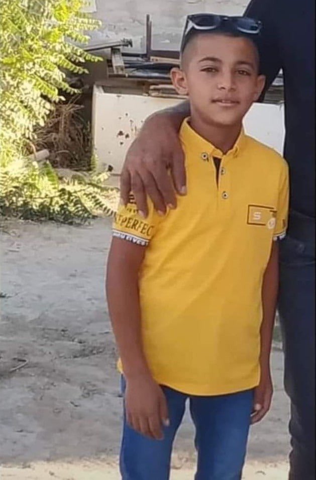 وفاة محمود سمير سلهوب السويطي (12 عاما) إثر التفاف حبل على عنقه أثناء لهوه بأرجوحة في منزله ببلدة دورا.jpg