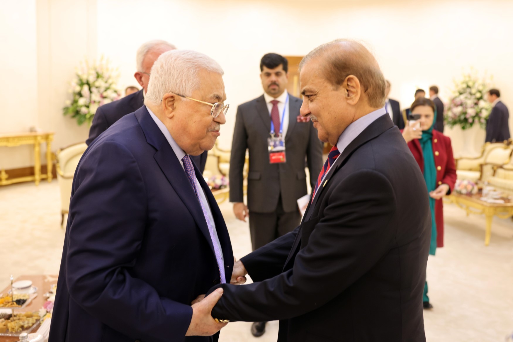 الرئيس محمود عباس، يلتقي رئيس وزراء باكسـتان شهباز شريف في كازخستان.jpg
