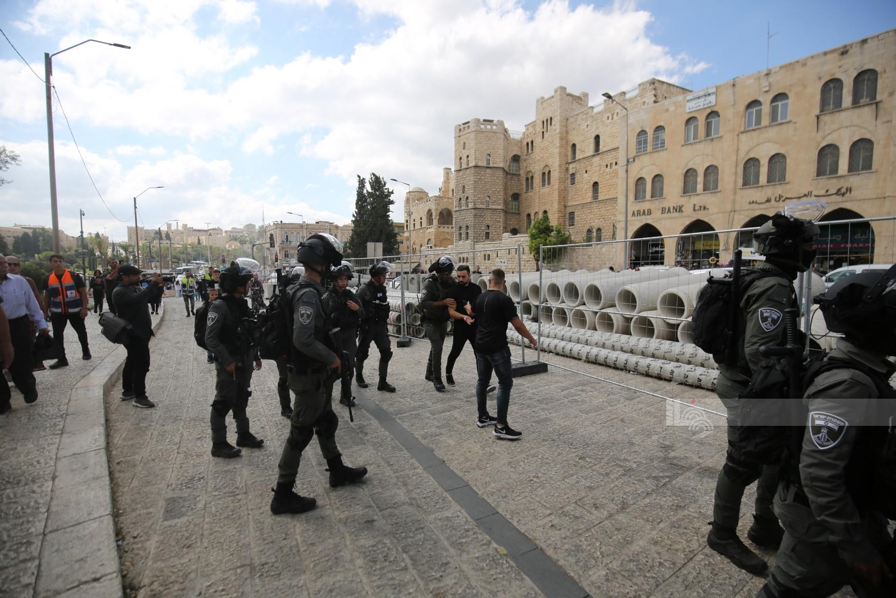 الاحتلال يعتدي على المواطنين اثناء فعاليات احياء ذكرى المولد النبوي في القدس 8.jpg
