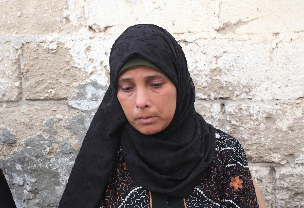 والدة محمد أبو عطايا تروي تفاصيل فقدان نجلها في بحر تونس.jpg