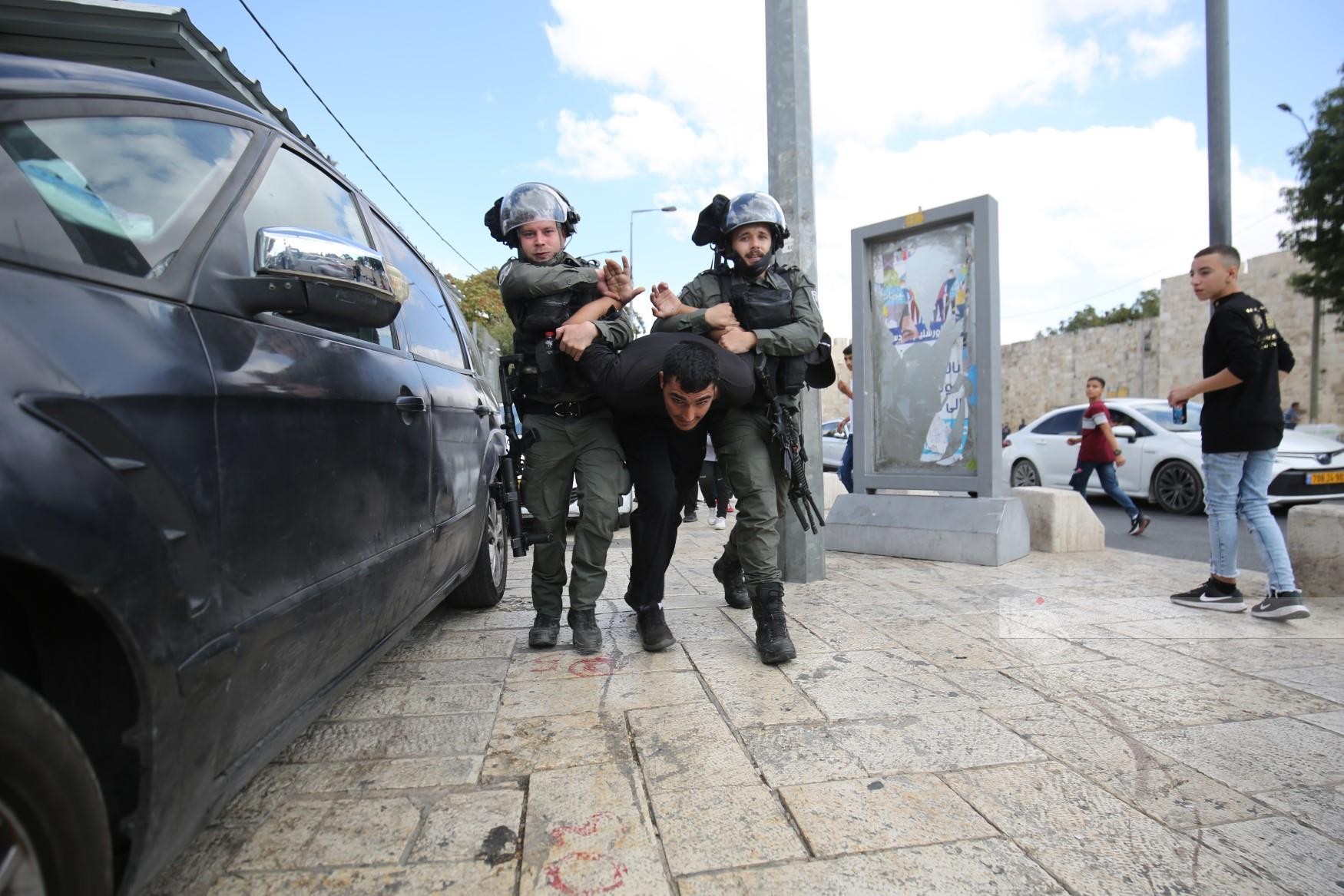 الاحتلال يعتدي على المواطنين اثناء فعاليات احياء ذكرى المولد النبوي في القدس 1(1).jpg