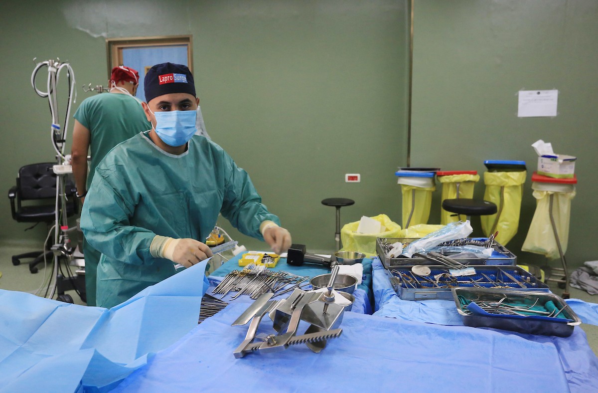 وفد طبي مصري يجرى عملية جراحية لمريض فلسطيني في المستشفى الأوروبي في خان يونس جنوب قطاع غزة 11.jpg