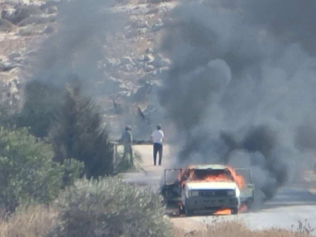 مستوطنون يحرقون سيارة لمزارعين في قرية المغير شرق رام الل.jpg