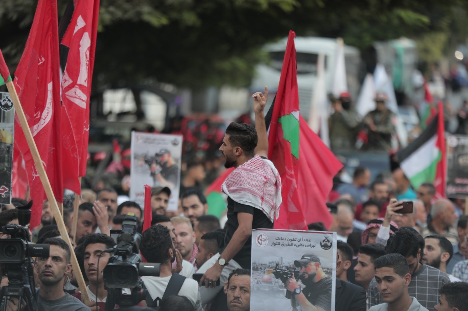 الشعبيّة في غزّة تنظّم جنازة عسكرية ومسيرة غضب وفاءً لرفيقها المقاتل تامر الكيلاني 24.jpeg