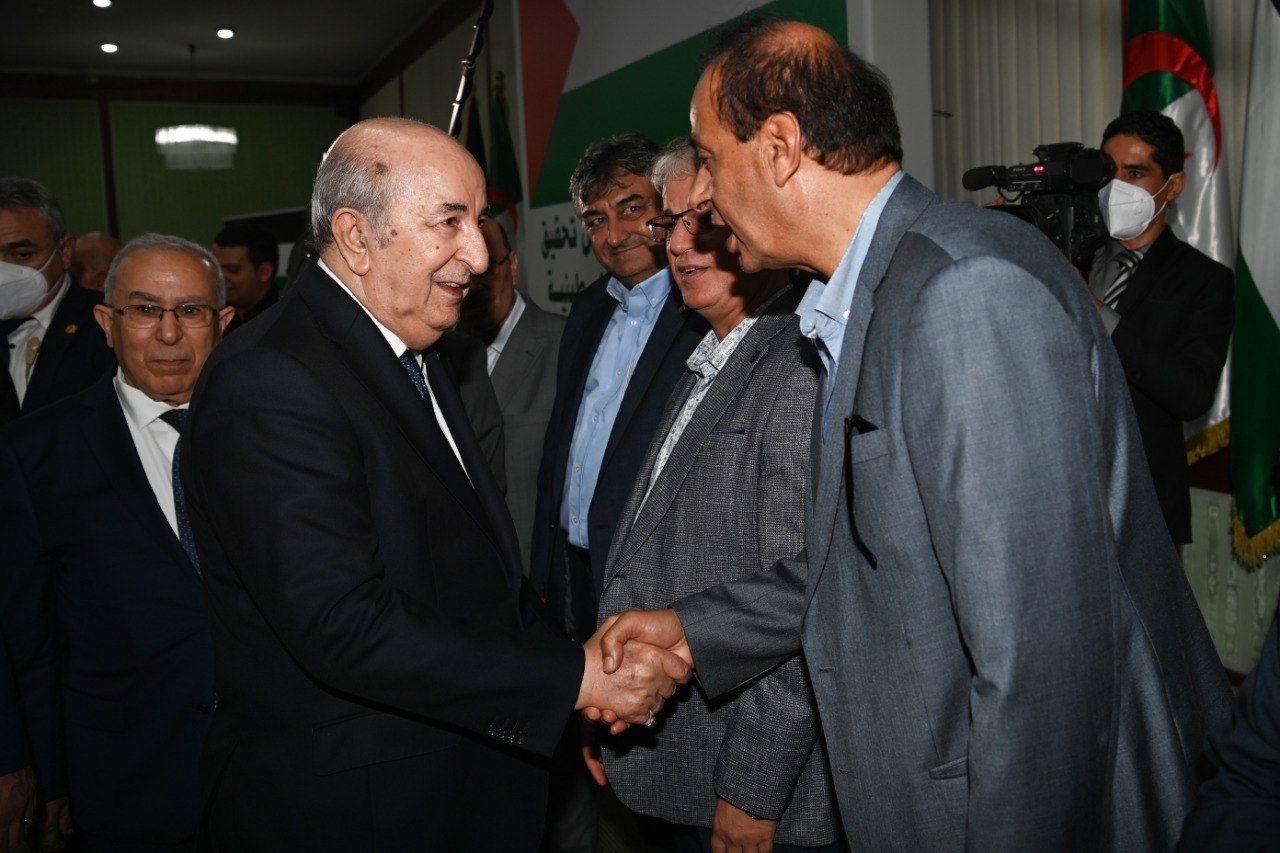 الرئيس تبون يؤدي زيارة مجاملة للمشاركين في مؤتمر الفصائل الفلسطينية بالجزائر  2.jpg