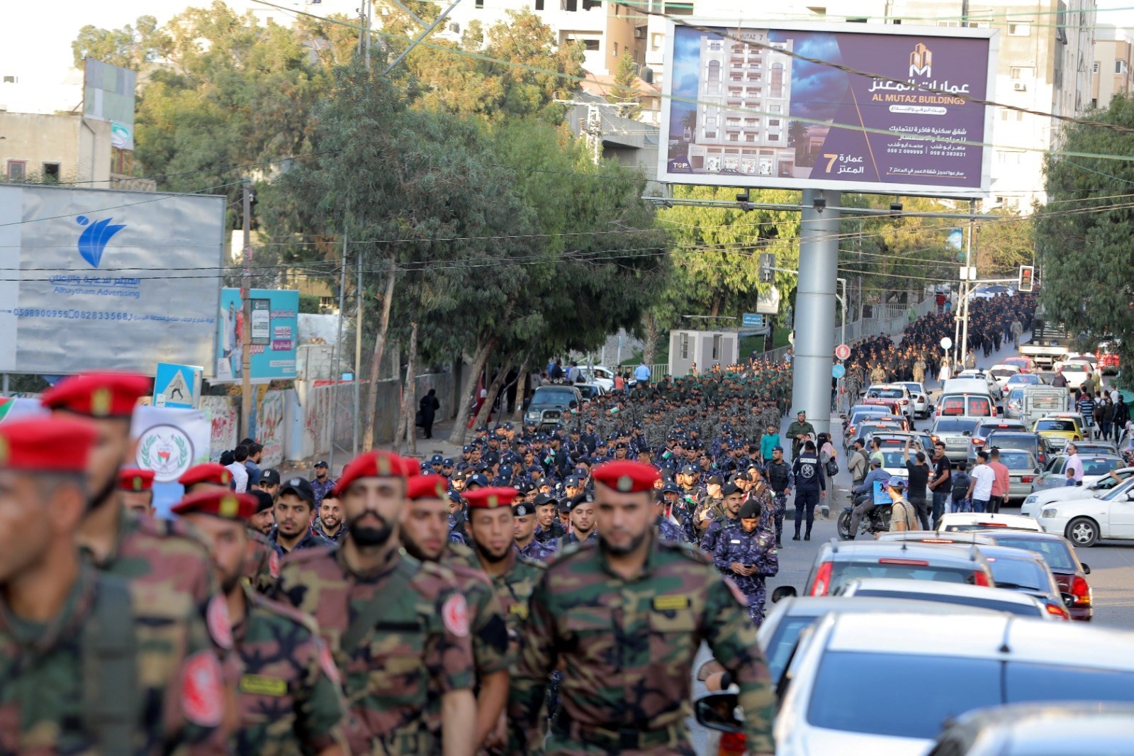 الداخلية بغزة تُنظم مسيراً عسكرياً تكريماً لشهداء الأجهزة الأمنية بالضفة.jpeg