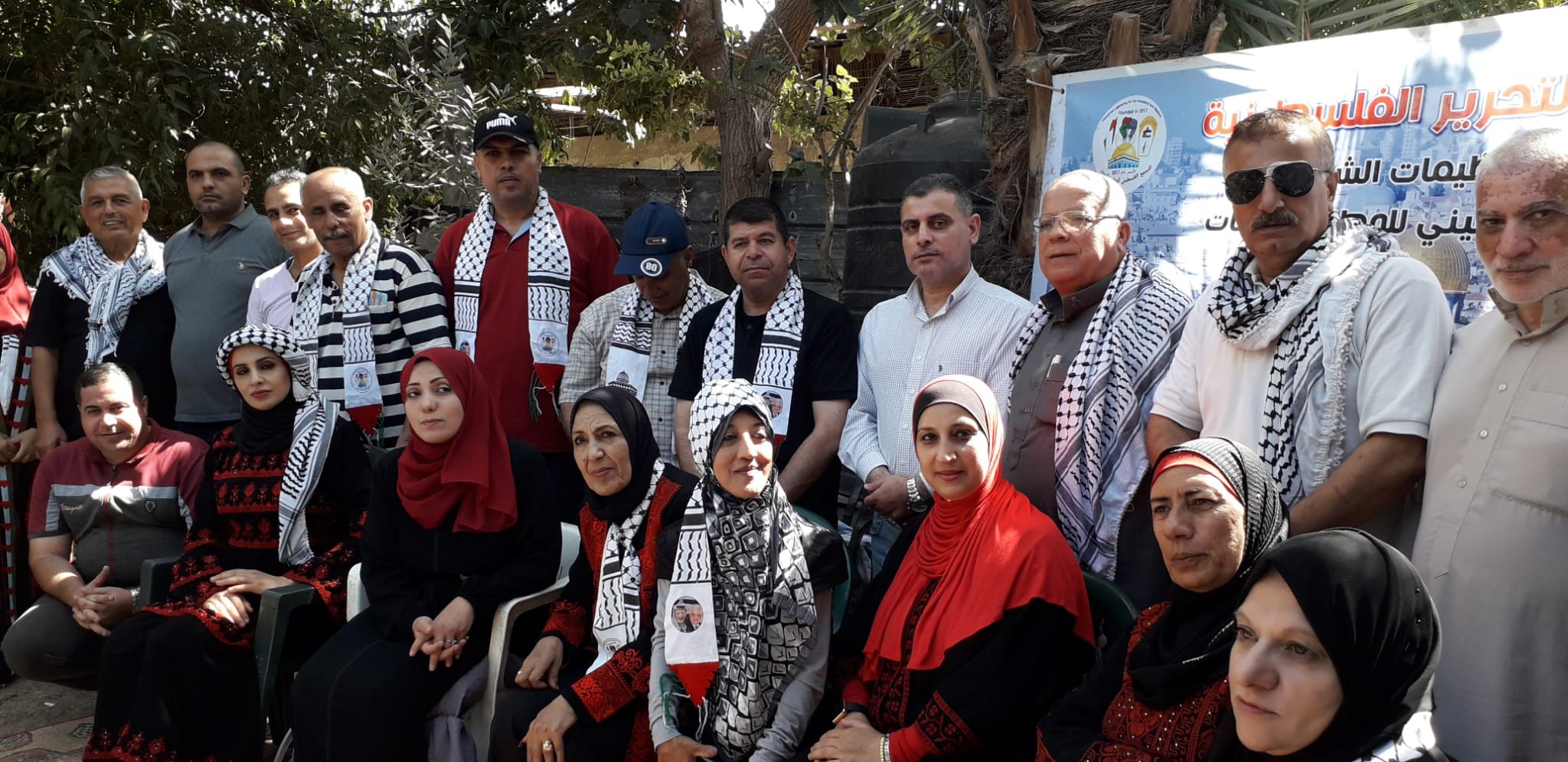 التجمع الفلسطيني للوطن و الشتات يساعد المزارعين بقطف الزيتون شمال غزة  56.jpg