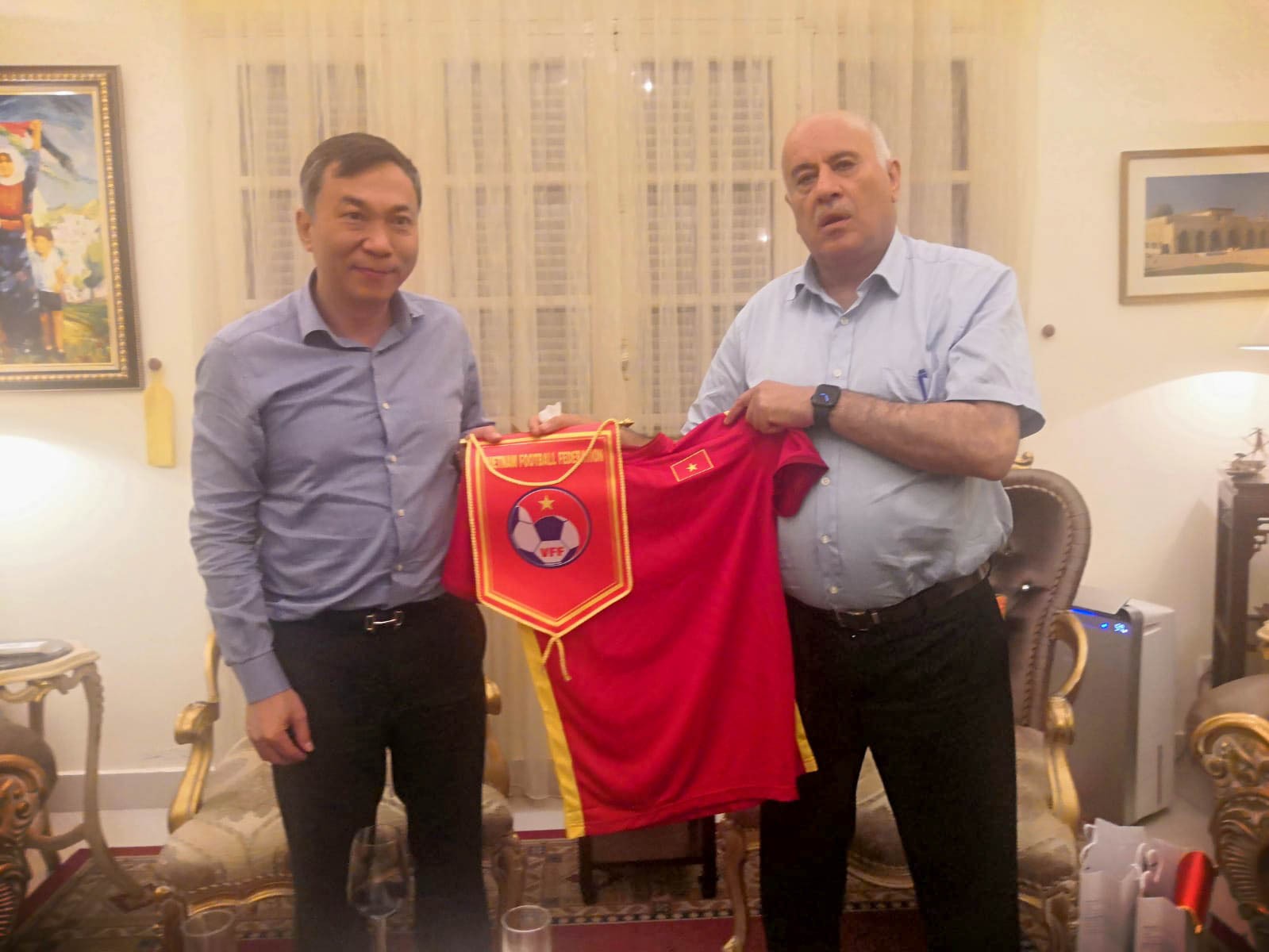 الفريق الرجوب يبحث تعزيز التعاون مع رئيس الاتحاد الفيتنامي لكرة القدم.jpg