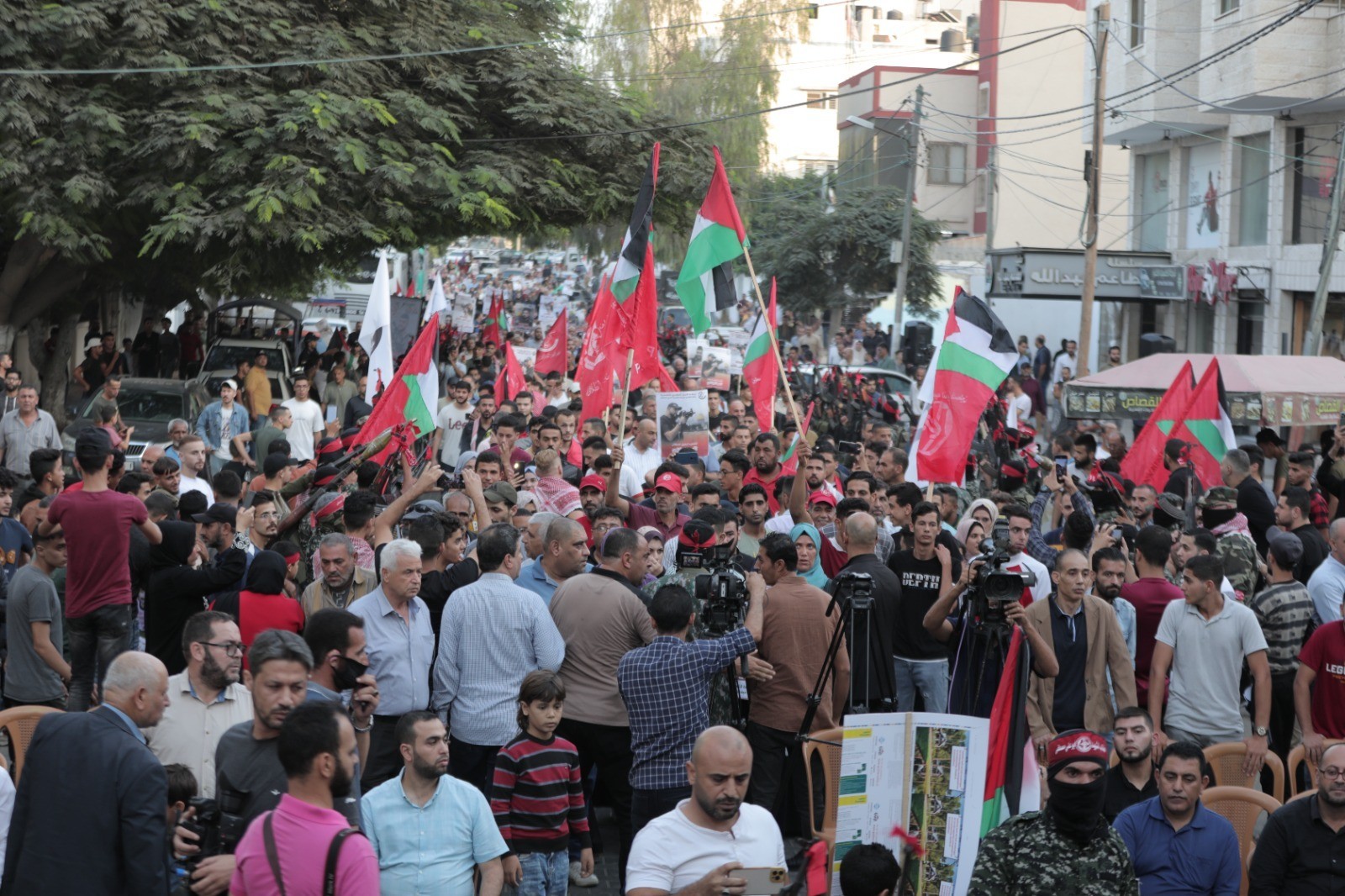 الشعبيّة في غزّة تنظّم جنازة عسكرية ومسيرة غضب وفاءً لرفيقها المقاتل تامر الكيلاني 2ص4.jpeg