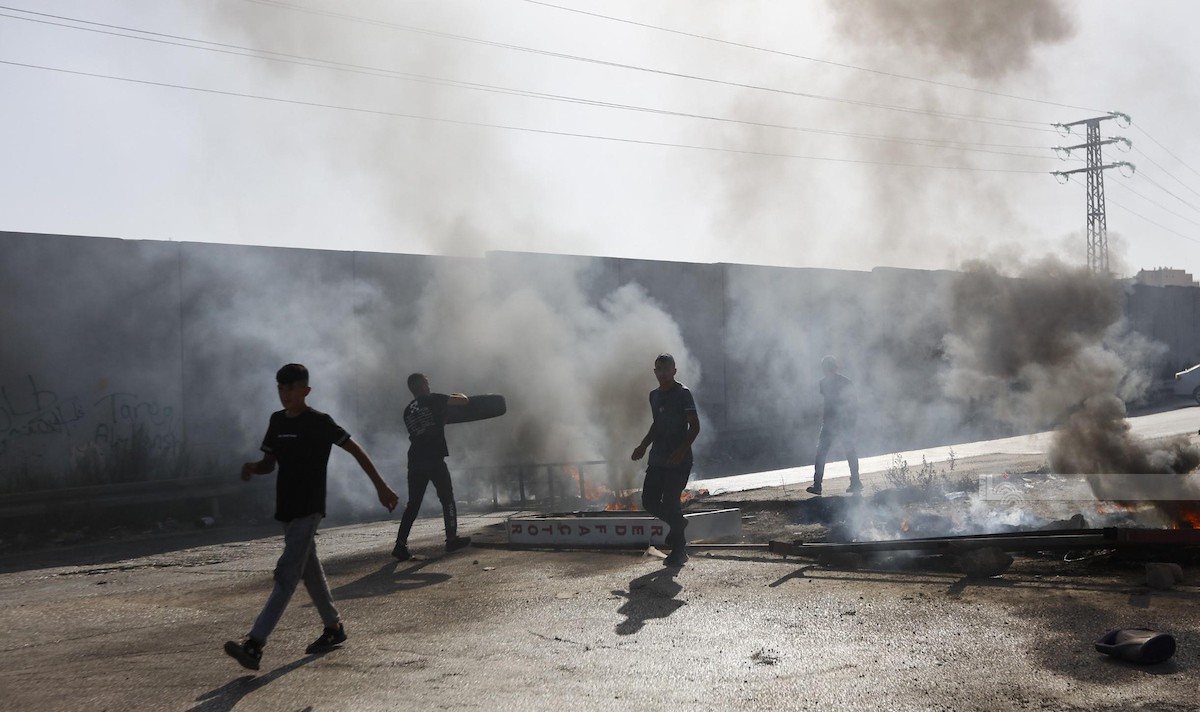 متظاهرون فلسطينيون يشعلون الاطارات عقب استشهاد شابين، في مخيم الجلزون في رام الله 3.jpg