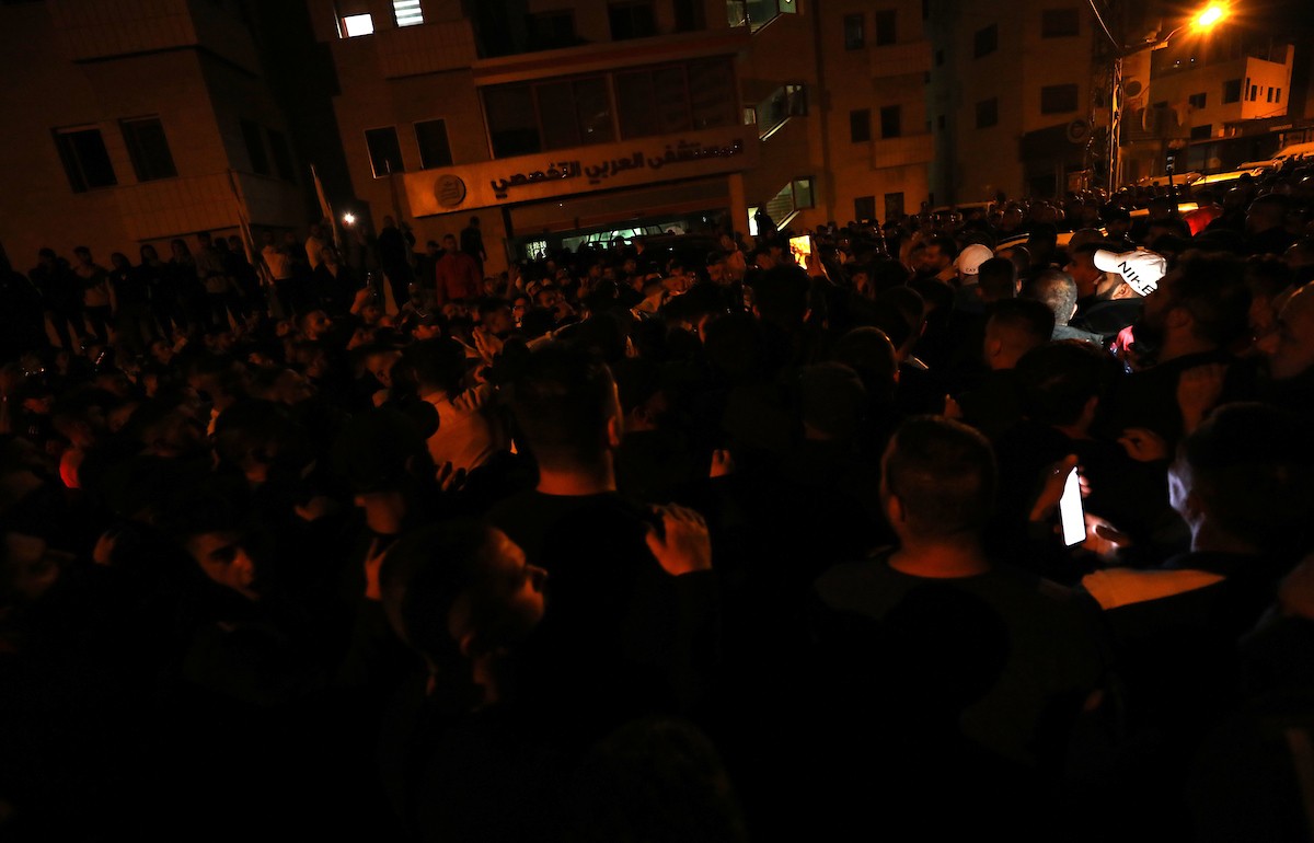 فلسطينيون يحملون الشهداء على أكتافهم خارج المستشفى في مدينة نابلس.jpg