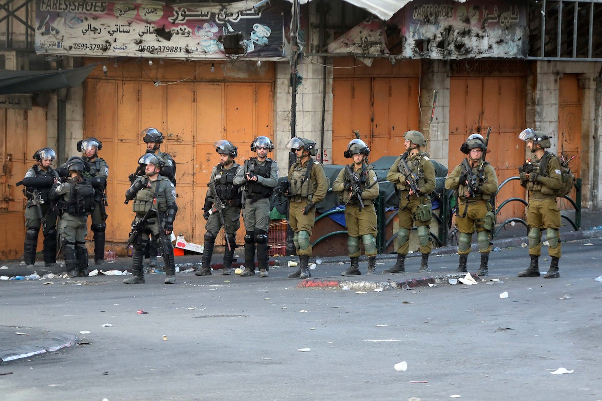 مواجهات بين المتظاهرين الفلسطينيين وقوات الاحتلال الإسرائيلي في البلدة القديمة بالخليل 24.jpg
