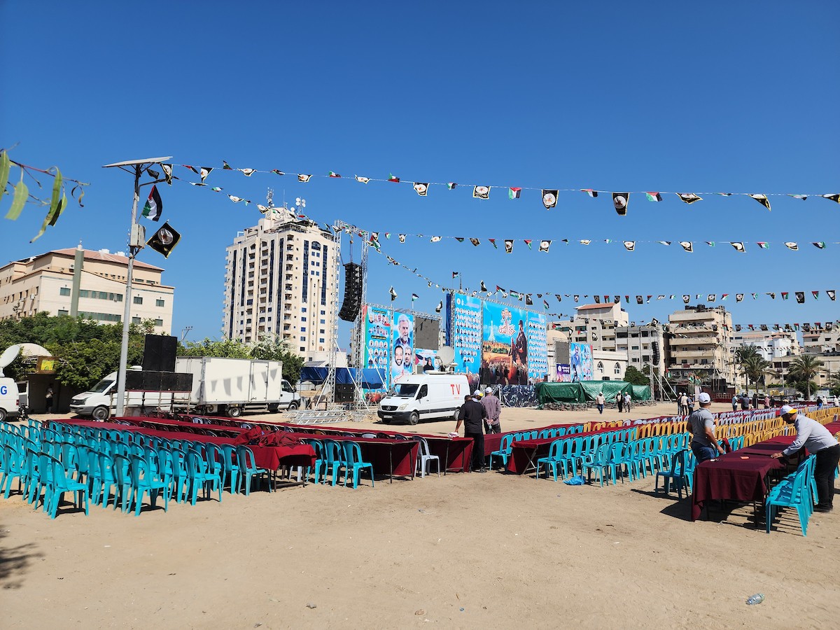 فلسطينيون يستعدون لمهرجان الجهاد الإسلامي بمناسبة الذكرى ال٣٥ لتأسيسها في مدينة غزة.jpg