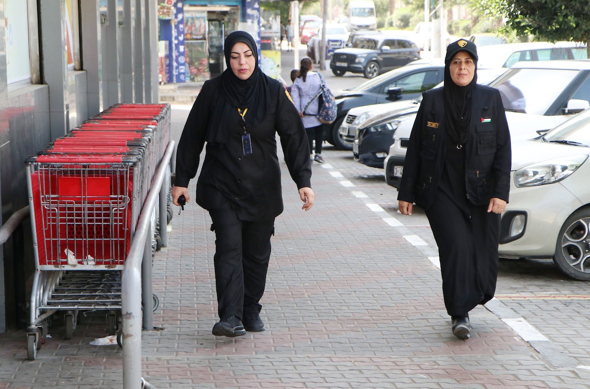 ريم سكر أول سيدة تعمل في مهنة الأمن بقطاع غزة.jpg