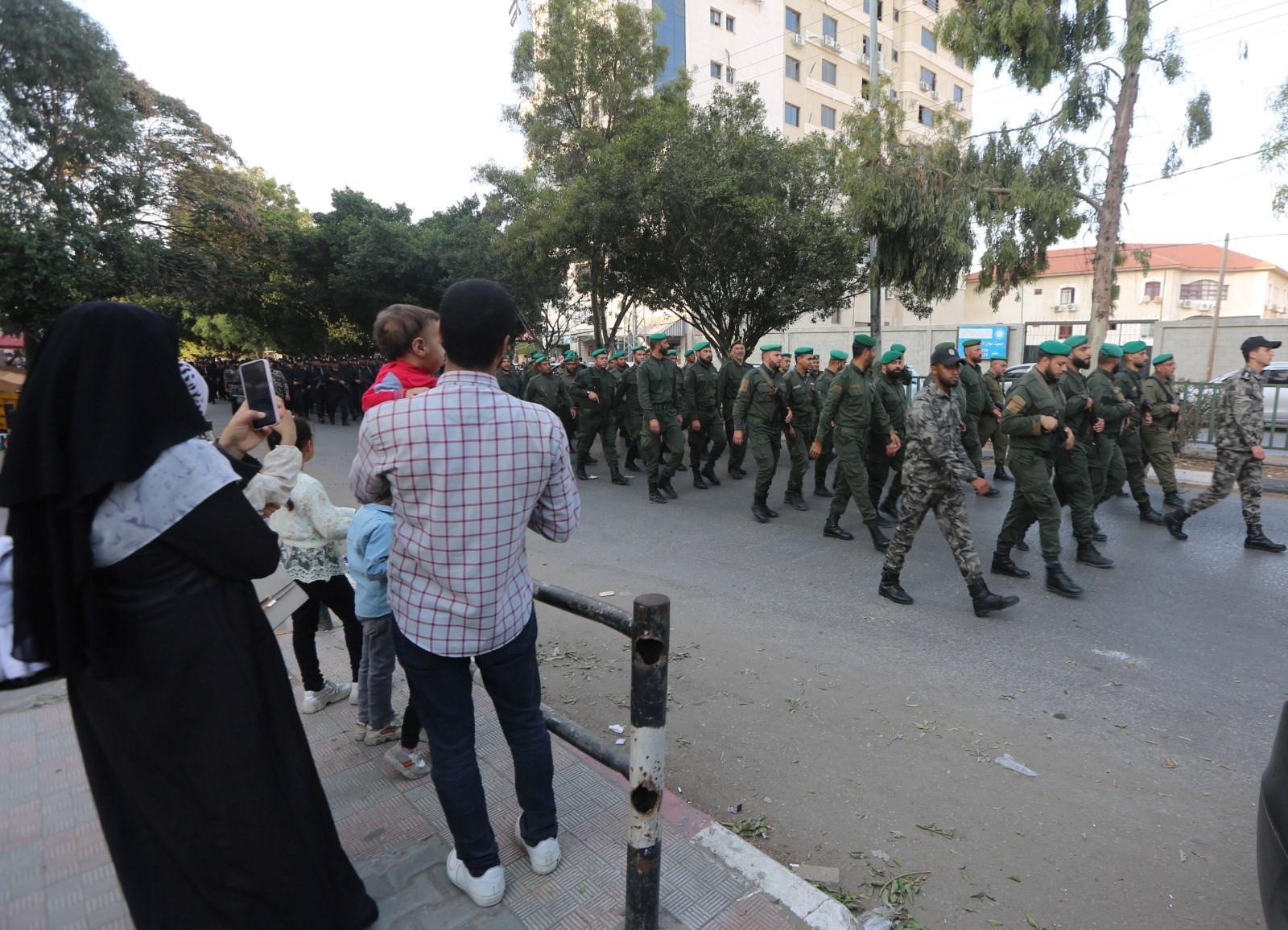 الداخلية بغزة تُنظم مسيراً عسكرياً تكريماً لشهداء الأجهزة الأمنية بالضفة 3.jpeg