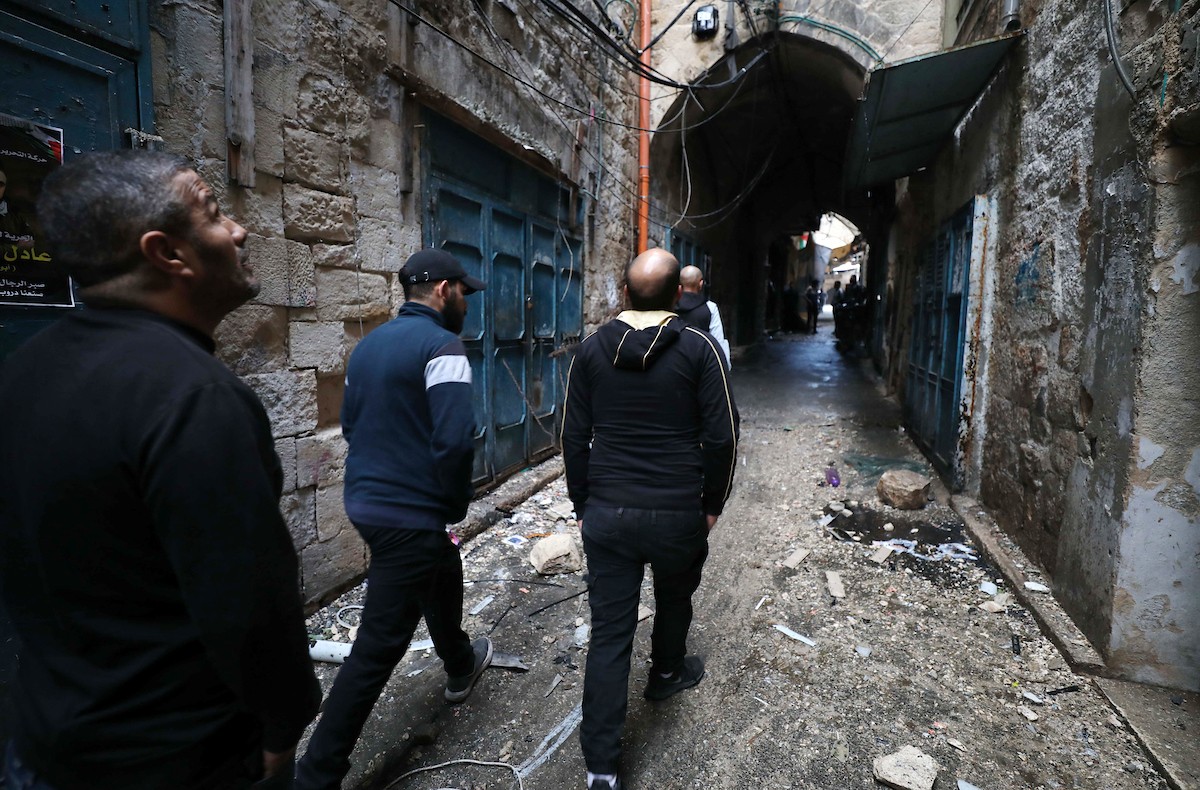 فلسطينيون يتفقدون آثار الدمار الذي لحق بمنزل قصفته قوات الاحتلال في حارة الياسمينة بالبلدة القديمة لمدينة نابلس 2.jpg