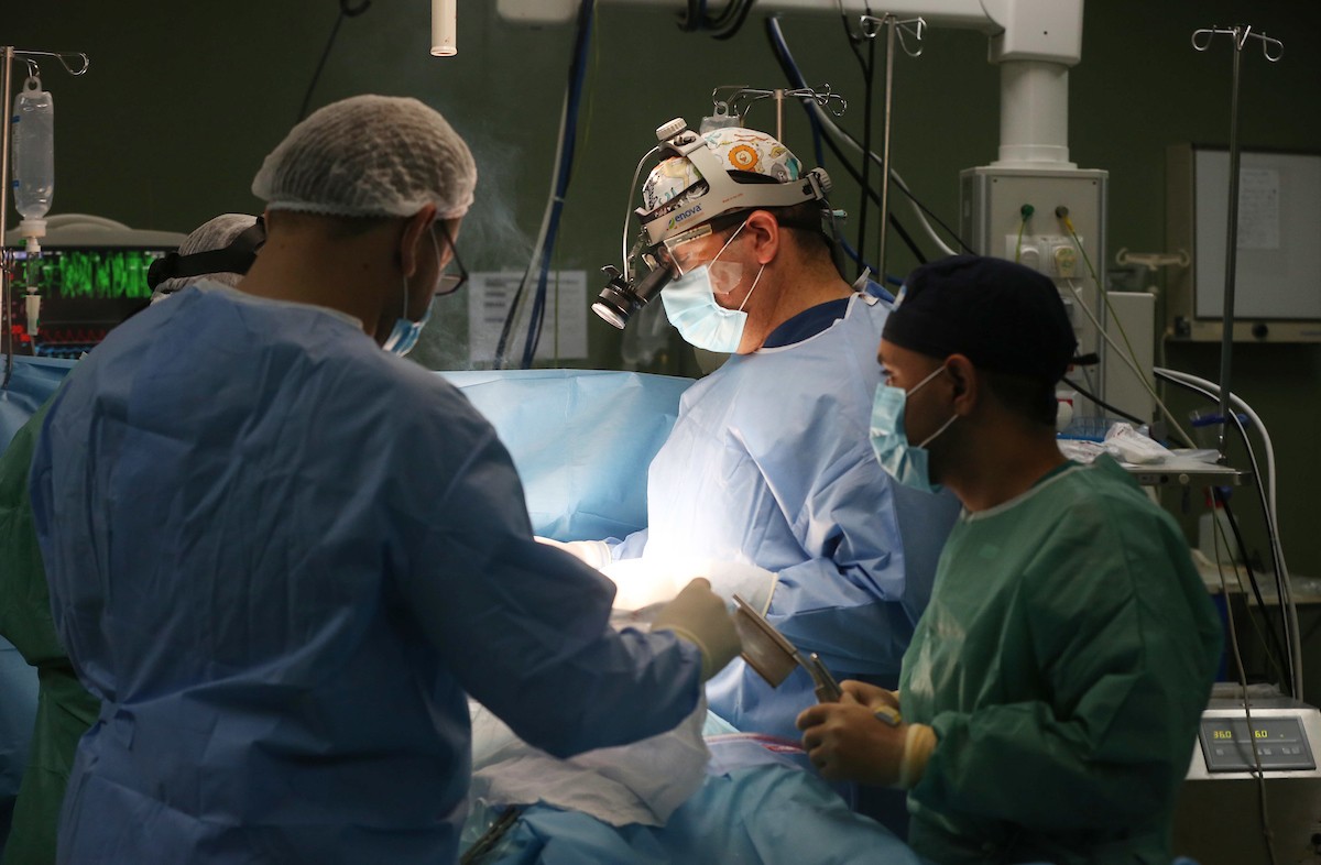 وفد طبي مصري يجرى عملية جراحية لمريض فلسطيني في المستشفى الأوروبي في خان يونس جنوب قطاع غزة.jpg