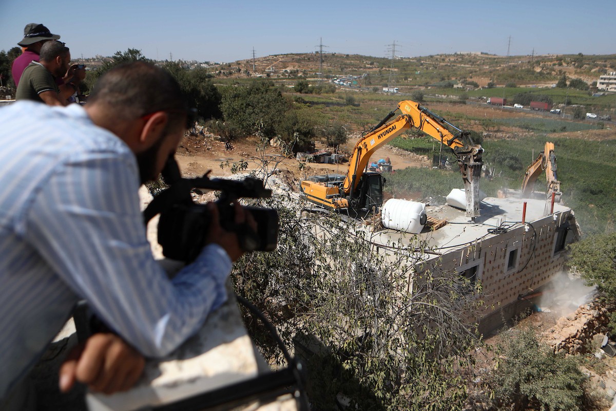 القوات الإسرائيلية تهدم مبان في مسافر يطا جنوب مدينة الخليل بالضفة الغربية. 4.jpg