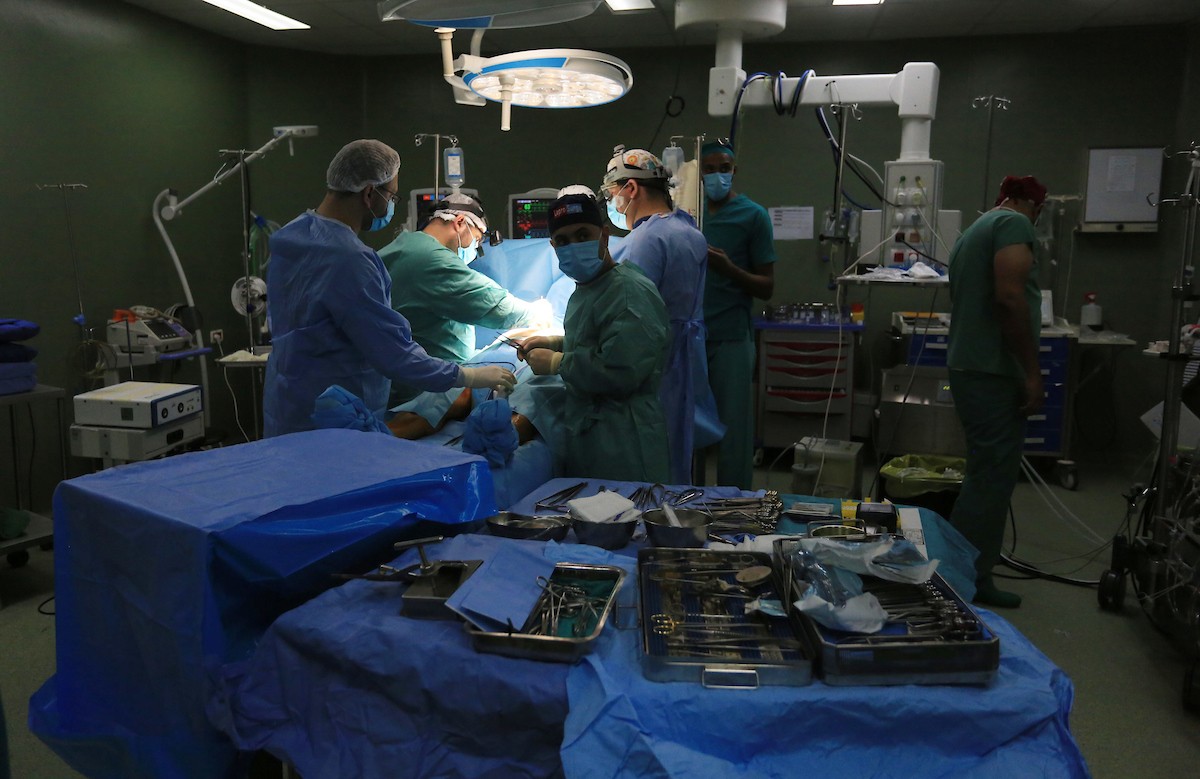 وفد طبي مصري يجرى عملية جراحية لمريض فلسطيني في المستشفى الأوروبي في خان يونس جنوب قطاع غزة 7.jpg