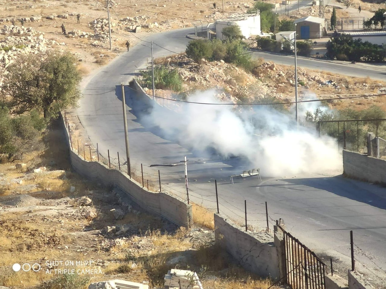 إصابة عدد من طلبة المدارس الفلسطينية جراء إطلاق قوات الاحتلال قنابل الغاز في محيط المدارس على المدخل الشمالي لبلدة تقوع