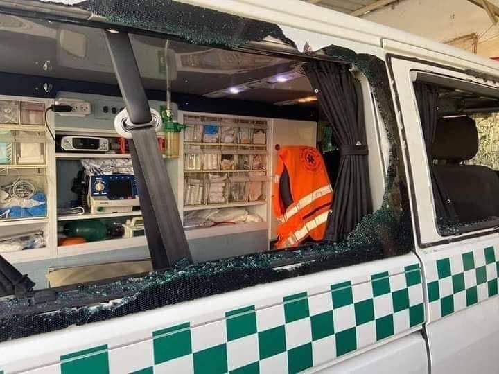تضرر مركبة إسعاف فلسطينية جرّاء اعتداء مستوطنين عليها جنوب نابلس.jpg