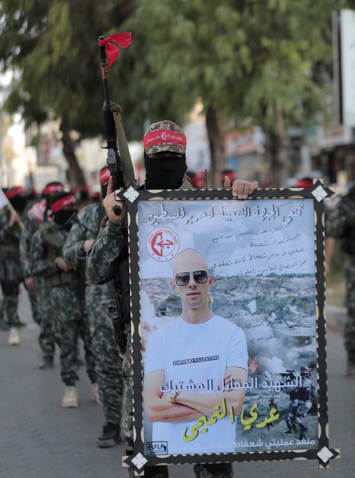 الشعبيّة في غزّة تنظّم جنازة عسكرية ومسيرة غضب وفاءً لرفيقها المقاتل تامر الكيلاني 76.jpeg