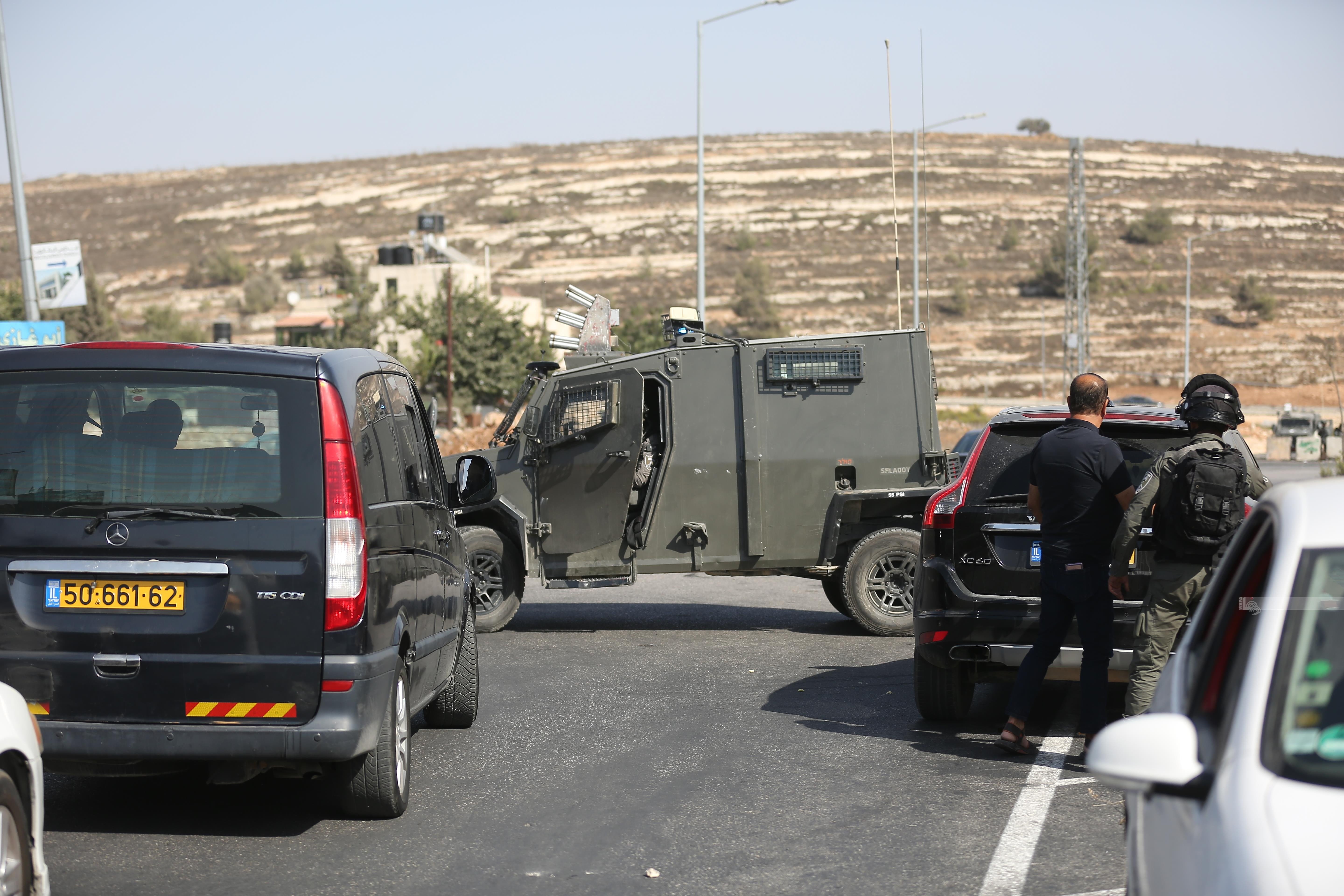 قوات الاحتلال تحتجز مركبة لمواطن فلسطيني، وتعيق حركة المرور على المدخل الشمالي لمدينة البيرة . تصوير - محمد أبو زيد 9.jpg