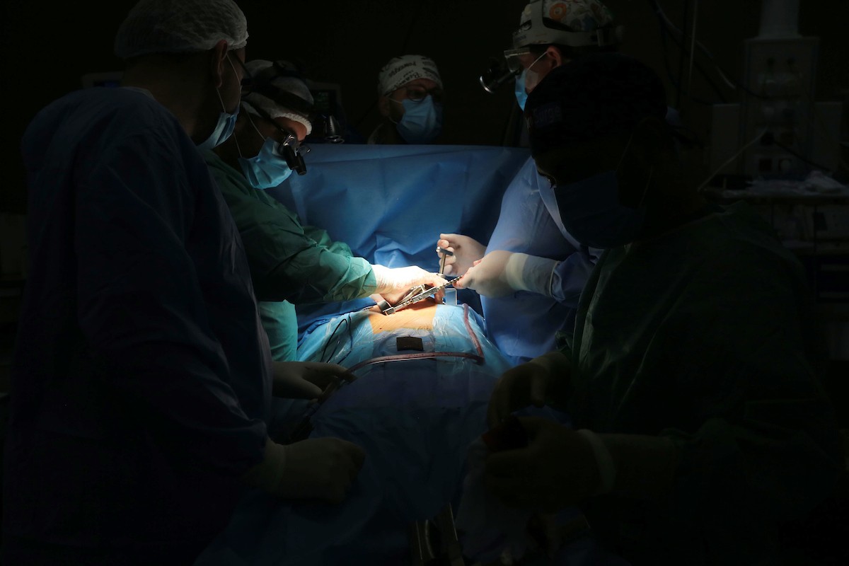 وفد طبي مصري يجرى عملية جراحية لمريض فلسطيني في المستشفى الأوروبي في خان يونس جنوب قطاع غزة 65.jpg