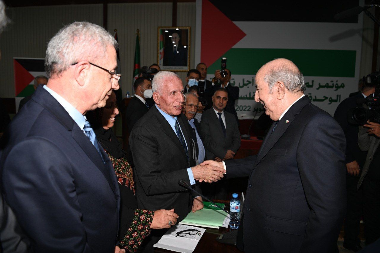 الرئيس تبون يؤدي زيارة مجاملة للمشاركين في مؤتمر الفصائل الفلسطينية بالجزائر  4.jpg