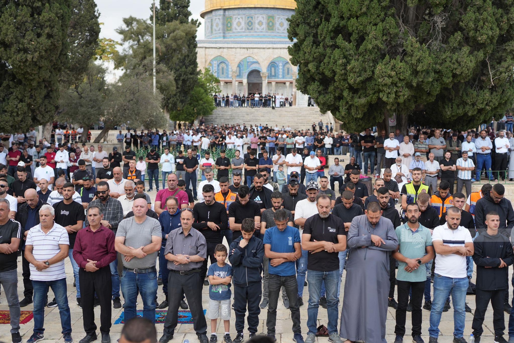 مواطنون يؤدون صلاة الجمعة في المسجد الاقصى 88.jpg