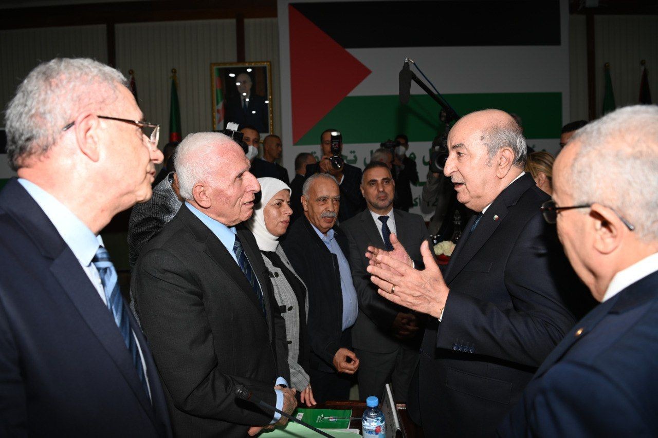 الرئيس تبون يؤدي زيارة مجاملة للمشاركين في مؤتمر الفصائل الفلسطينية بالجزائر  8.jpg