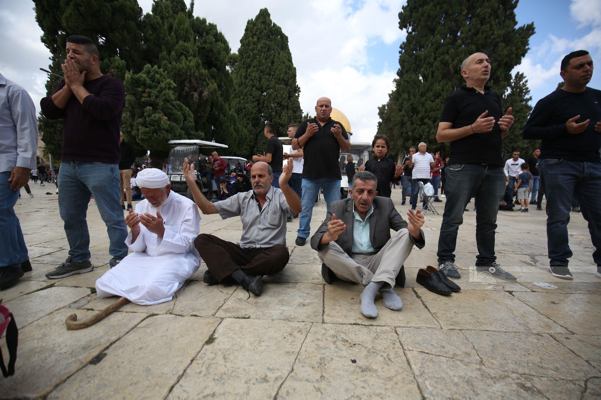 مواطنون يؤدون صلاة الجمعة في المسجد الاقصى 8.jpg