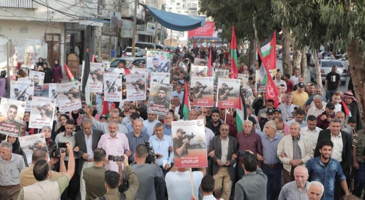 الشعبيّة في غزّة تنظّم جنازة عسكرية ومسيرة غضب وفاءً لرفيقها المقاتل تامر الكيلاني.jpeg