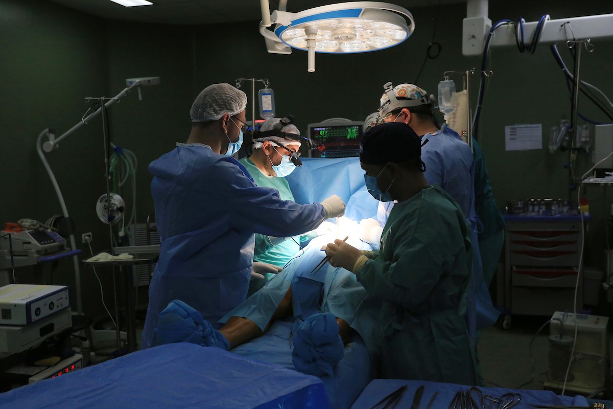 وفد طبي مصري يجرى عملية جراحية لمريض فلسطيني في المستشفى الأوروبي في خان يونس جنوب قطاع غزة 9.jpg