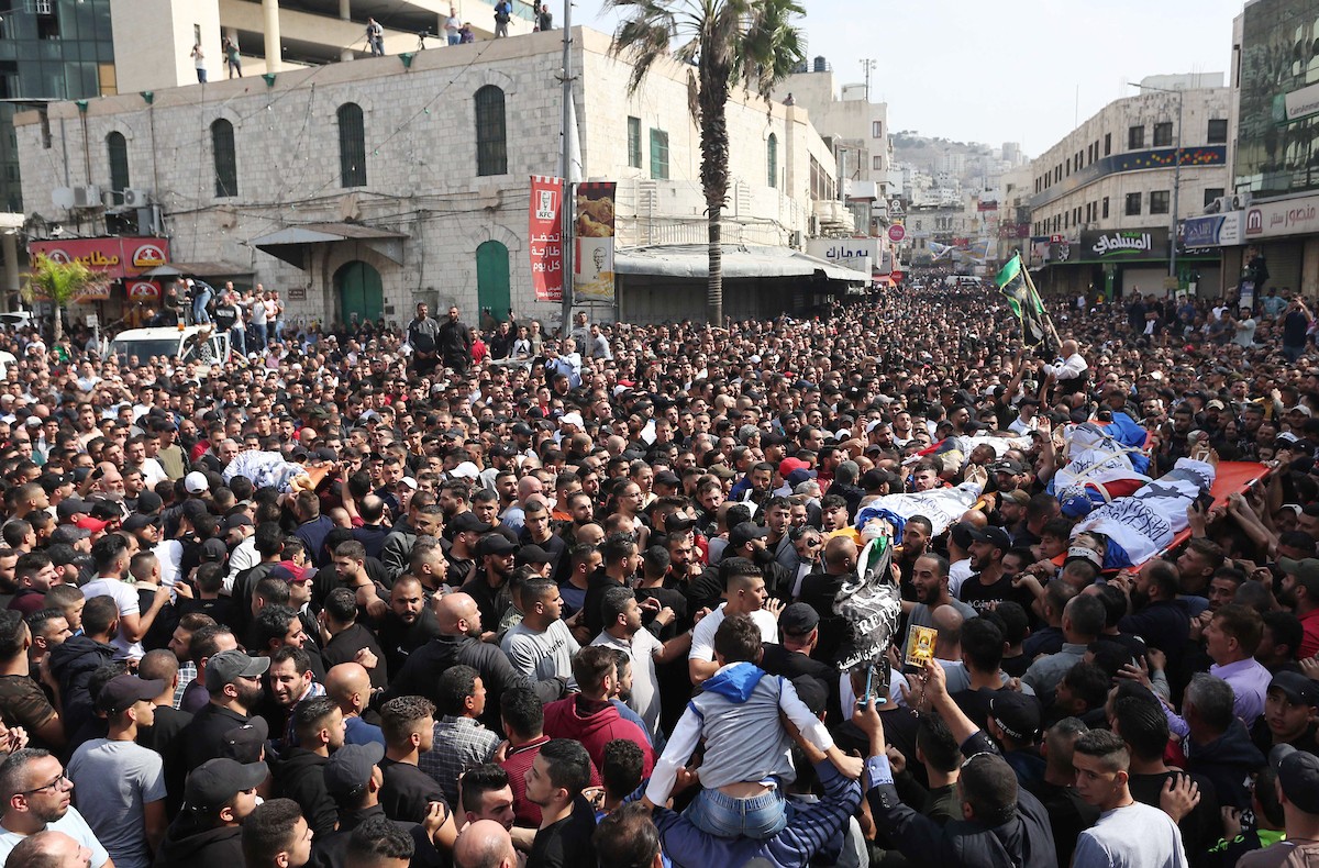 فلسطينيون يشيعون جثامين شهداء نابلس 17.jpg