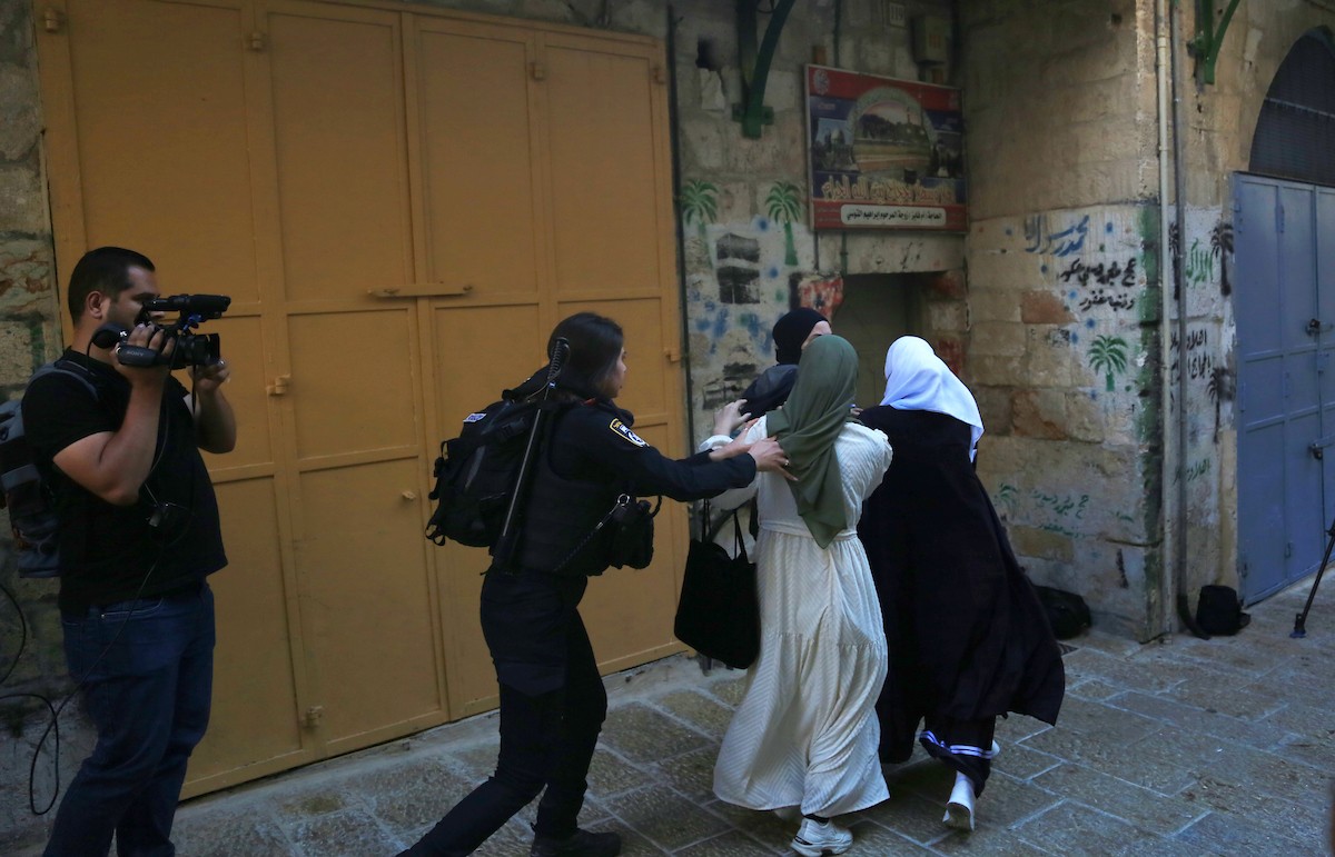 مستوطنون اسرائيليون يقتحمون المسجد الأقصى في القدس 5.jpg