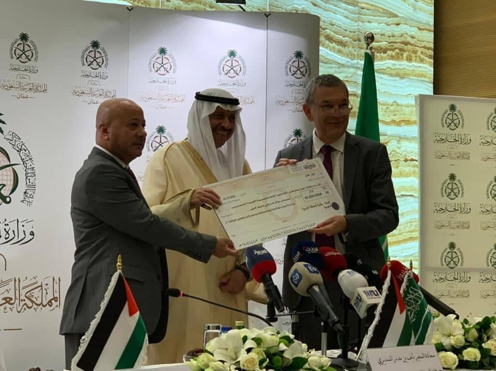 مراسم تسليم  السفير السعودي للأونروا دعما من المملكة بـ 27 مليون دولار 0.jpg