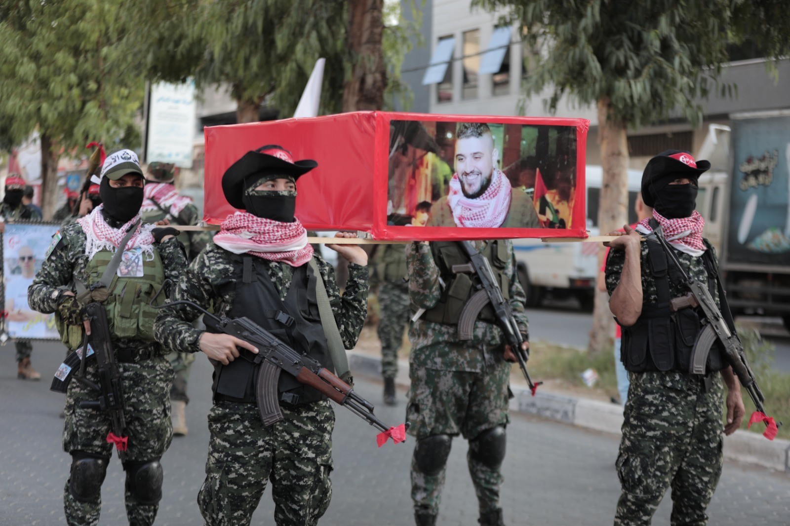 الشعبيّة في غزّة تنظّم جنازة عسكرية ومسيرة غضب وفاءً لرفيقها المقاتل تامر الكيلاني 3.jpeg