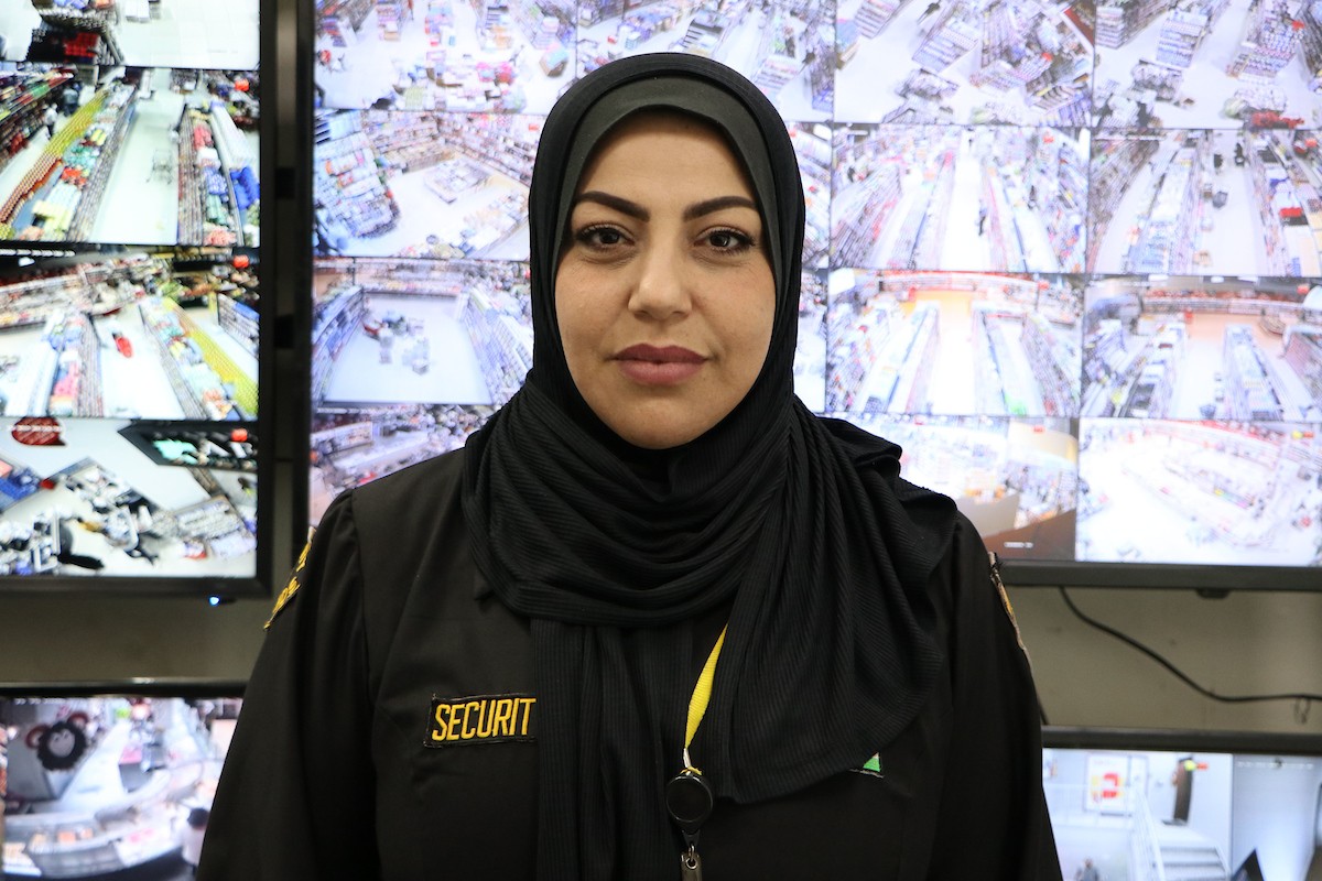 ريم سكر أول سيدة تعمل في مهنة الأمن بقطاع غزة قق.jpg