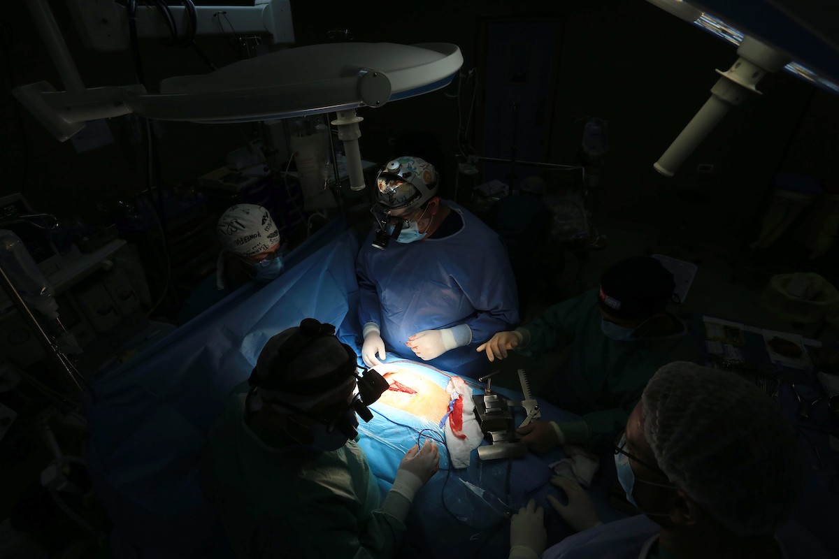 وفد طبي مصري يجرى عملية جراحية لمريض فلسطيني في المستشفى الأوروبي في خان يونس جنوب قطاع غزة 1.jpg