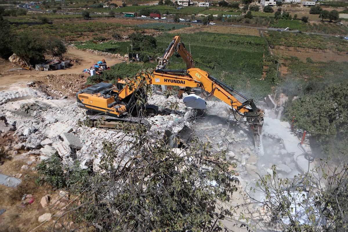 القوات الإسرائيلية تهدم مبان في مسافر يطا جنوب مدينة الخليل بالضفة الغربية..jpg