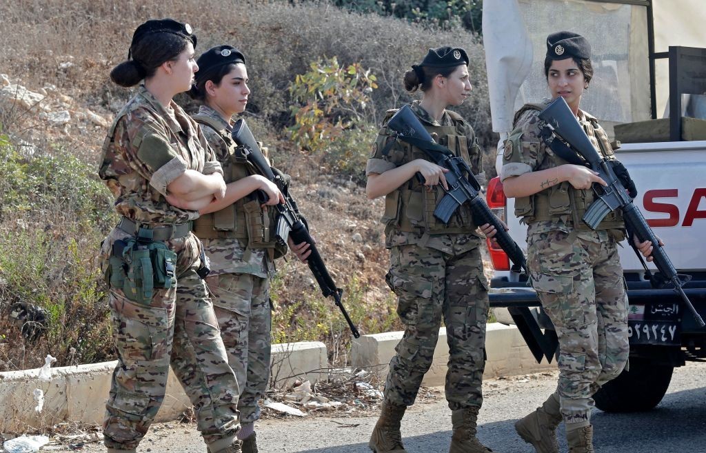 مجندات لبنانيات بالقرب من بلدة الناقورة مراسم تسليم الرسائل الموقعة.jpg