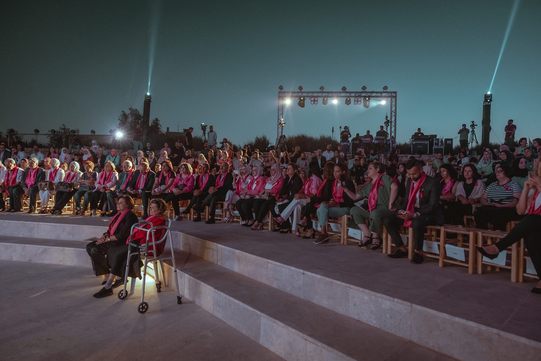 مؤسسة مريم لمكافحة السرطان تضيء سماء فلسطين في اللون الزهري بمناسبة اكتوبر زهر 01.jpg