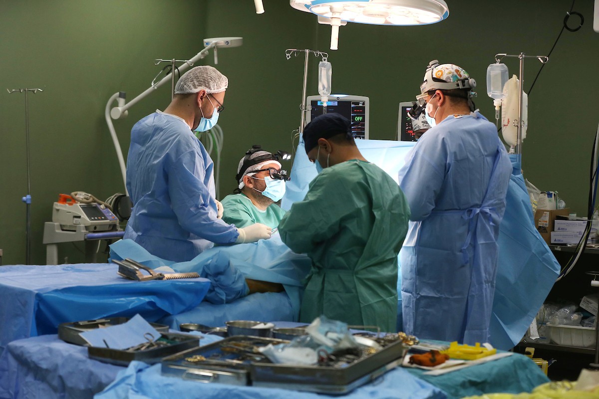 وفد طبي مصري يجرى عملية جراحية لمريض فلسطيني في المستشفى الأوروبي في خان يونس جنوب قطاع غزة 2.jpg