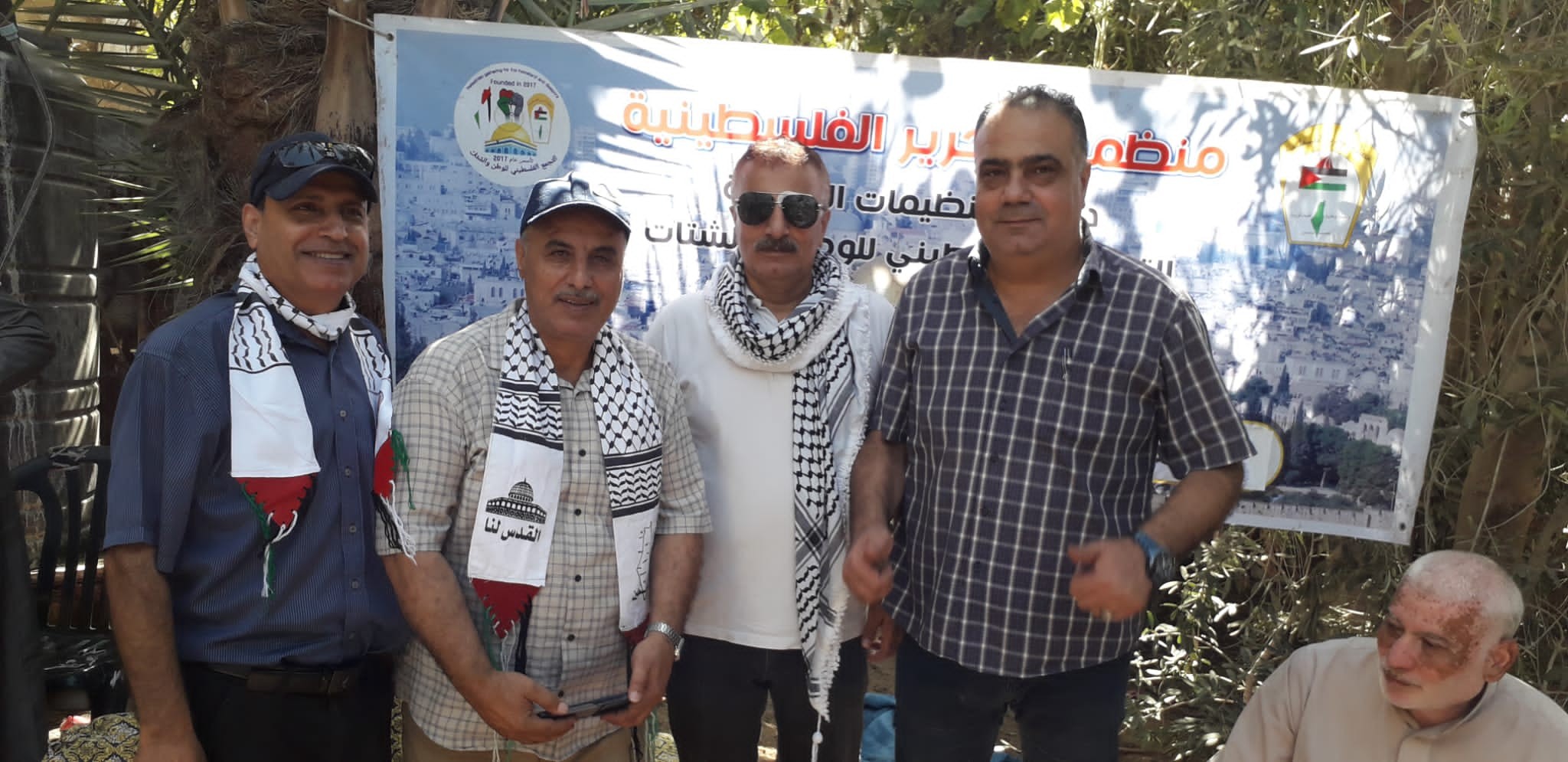 التجمع الفلسطيني للوطن و الشتات يساعد المزارعين بقطف الزيتون شمال غزة  22.jpg