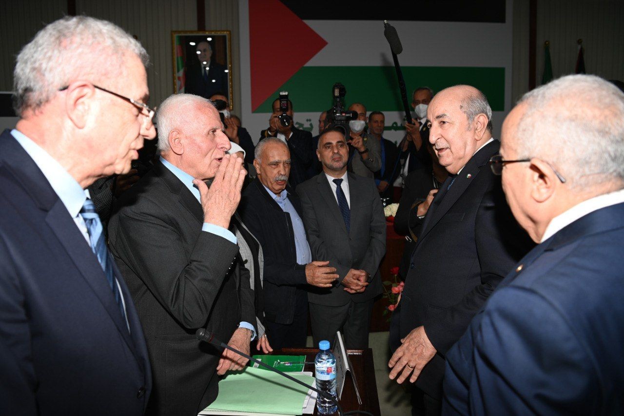 الرئيس تبون يؤدي زيارة مجاملة للمشاركين في مؤتمر الفصائل الفلسطينية بالجزائر  0.jpg