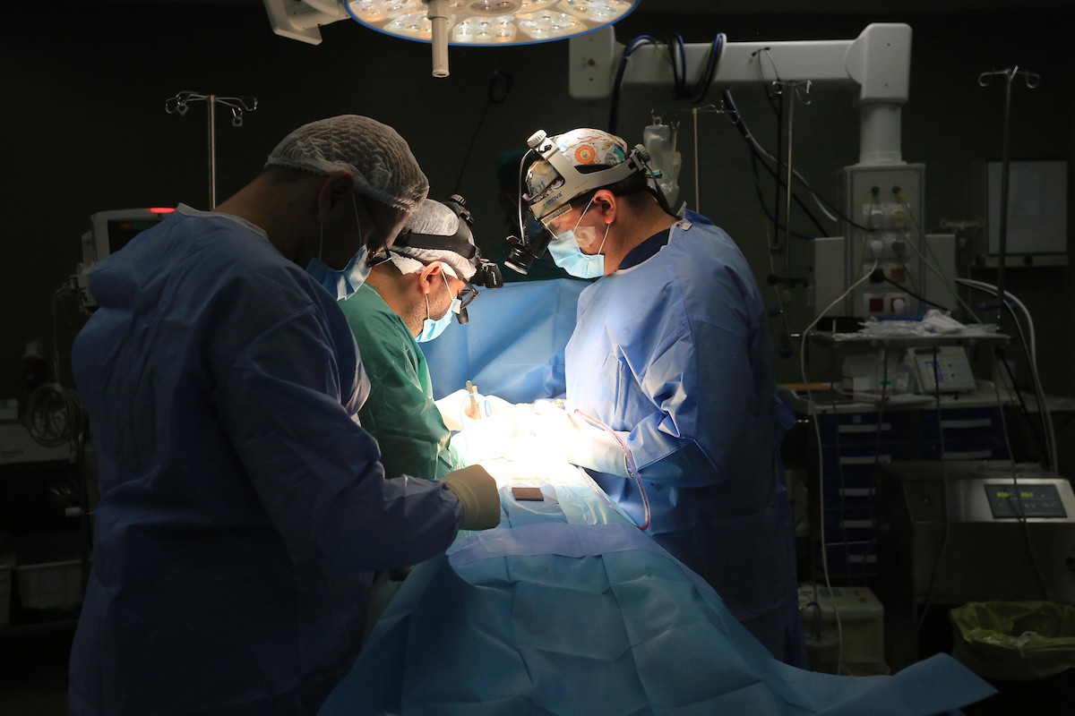 وفد طبي مصري يجرى عملية جراحية لمريض فلسطيني في المستشفى الأوروبي في خان يونس جنوب قطاع غزة 0.jpg