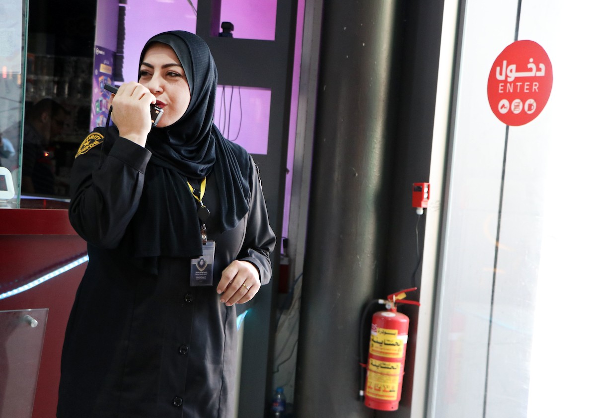 ريم سكر أول سيدة تعمل في مهنة الأمن بقطاع غزة 3.jpg