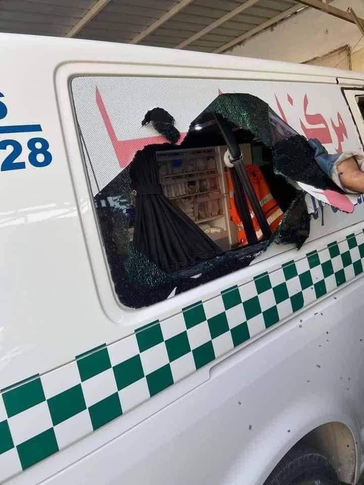 تضرر مركبة إسعاف فلسطينية جرّاء اعتداء مستوطنين عليها جنوب نابلس 1.jpg