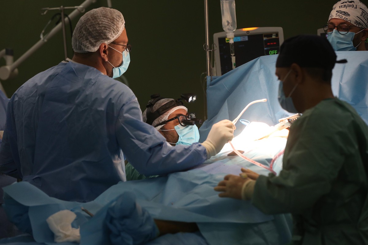 وفد طبي مصري يجرى عملية جراحية لمريض فلسطيني في المستشفى الأوروبي في خان يونس جنوب قطاع غزة 3.jpg